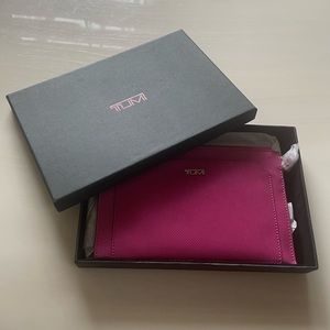 Tumi passport and wallet clutch! Brand new w/box!